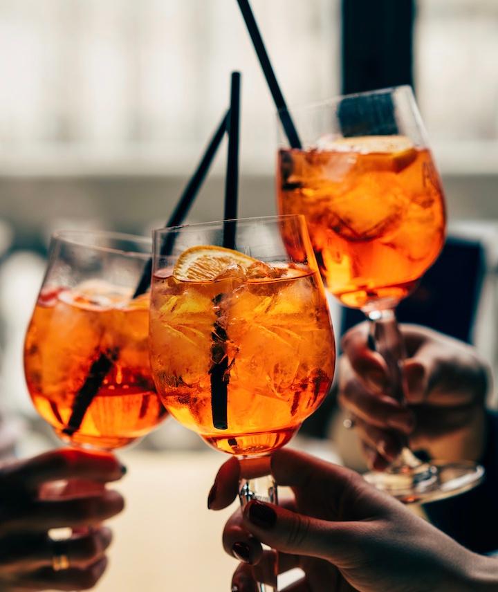 3 cócteles spritz en manos