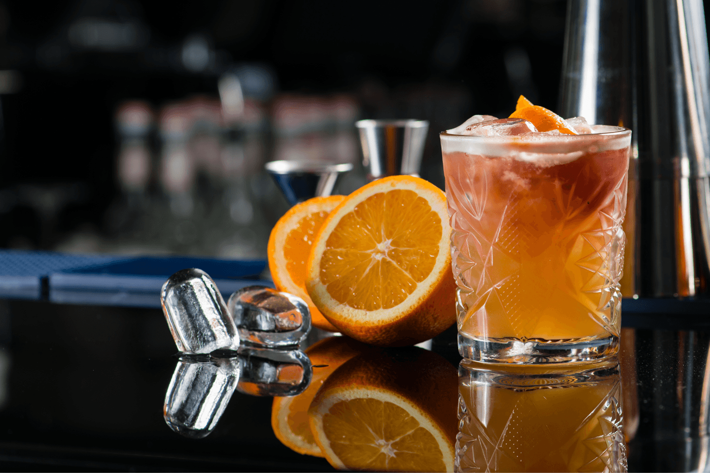 Cocktail fresco com laranja e gelo. Bebida alcoólica e não alcoólica no balcão do bar da boate.