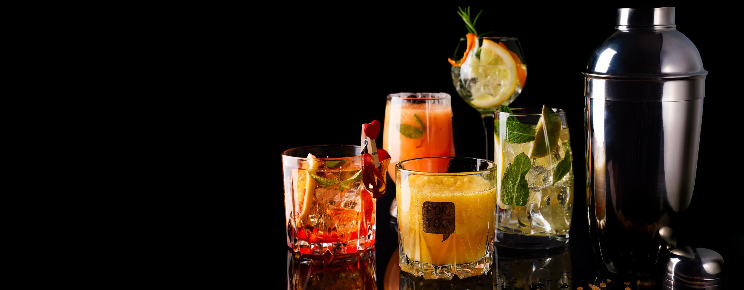 coqueteis com rum em um fundo escuro