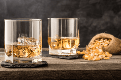 Imagem de dois copos de whiskey 