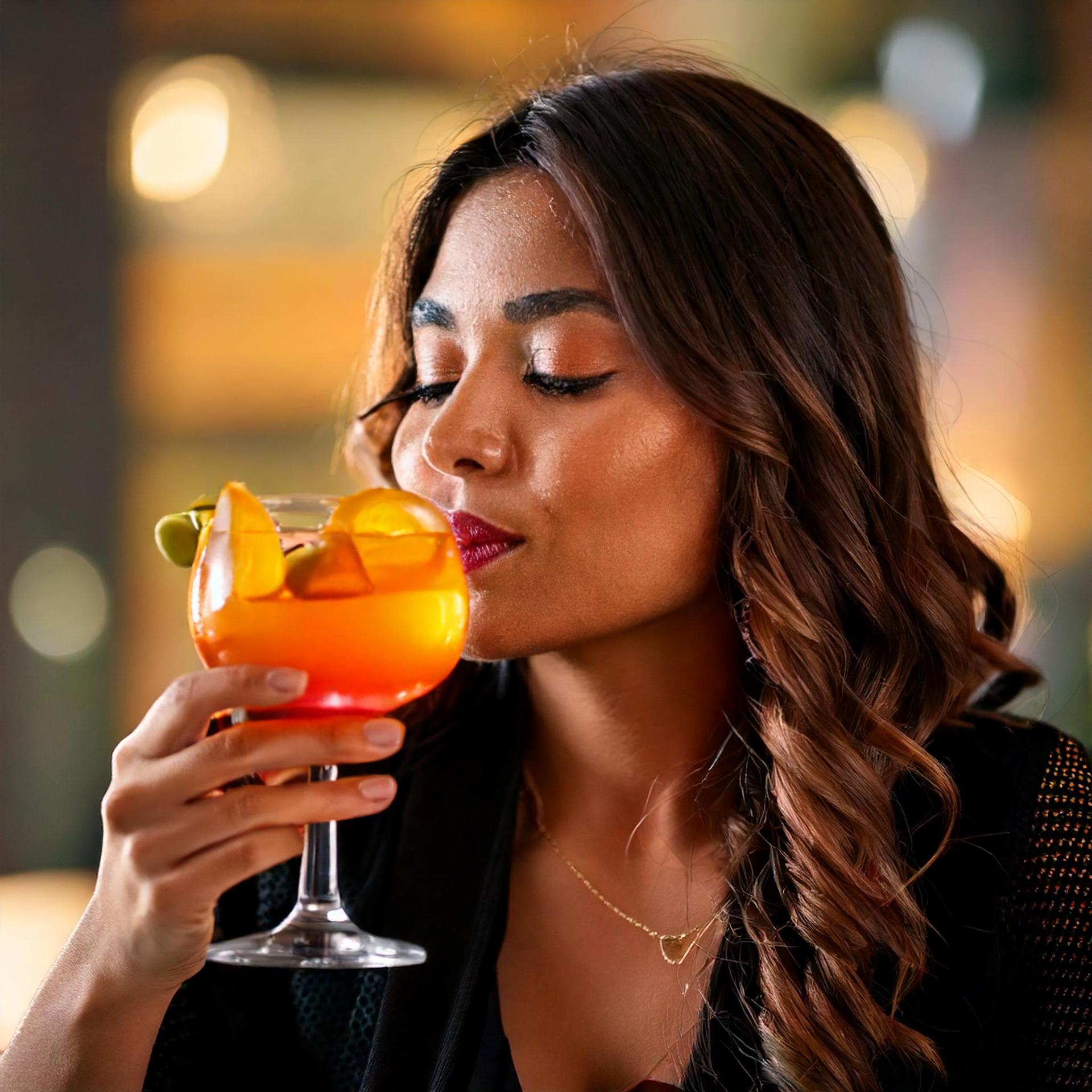 Persona probando coctel