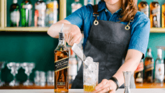 Bartender poniendo hielo en un vaso