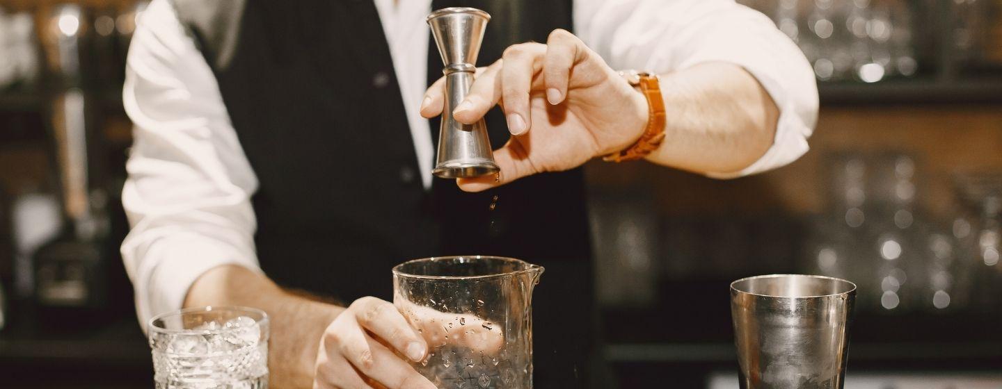  Bartender Creando haciendo un cóctel para servirlo en vaso con hielo
