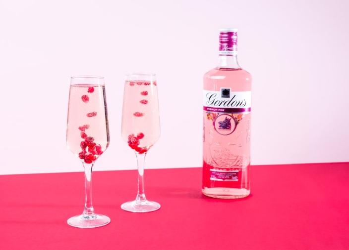 Botella de Gordon's Pink junto a dos cócteles