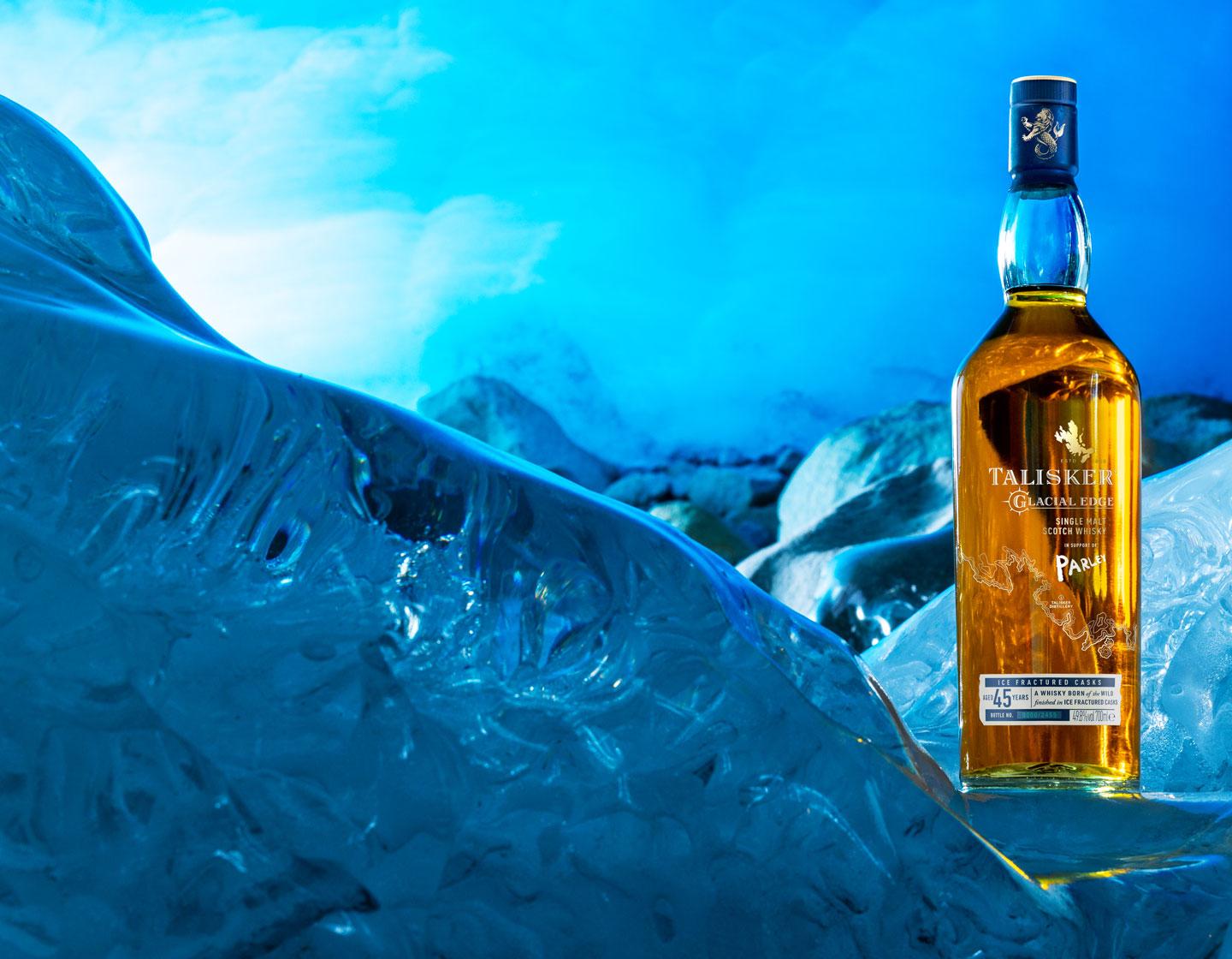 bottella de talisker con fondo de montañas azules