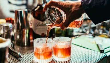 Bartender sirviendo un cóctel