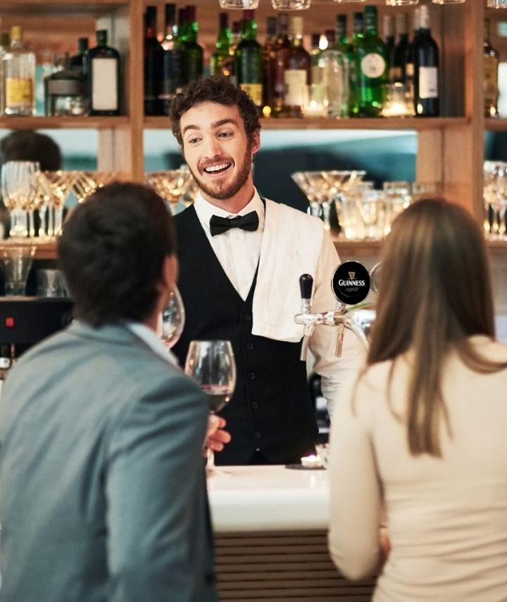 BARTENDER HABLANDO CON CLIENTES