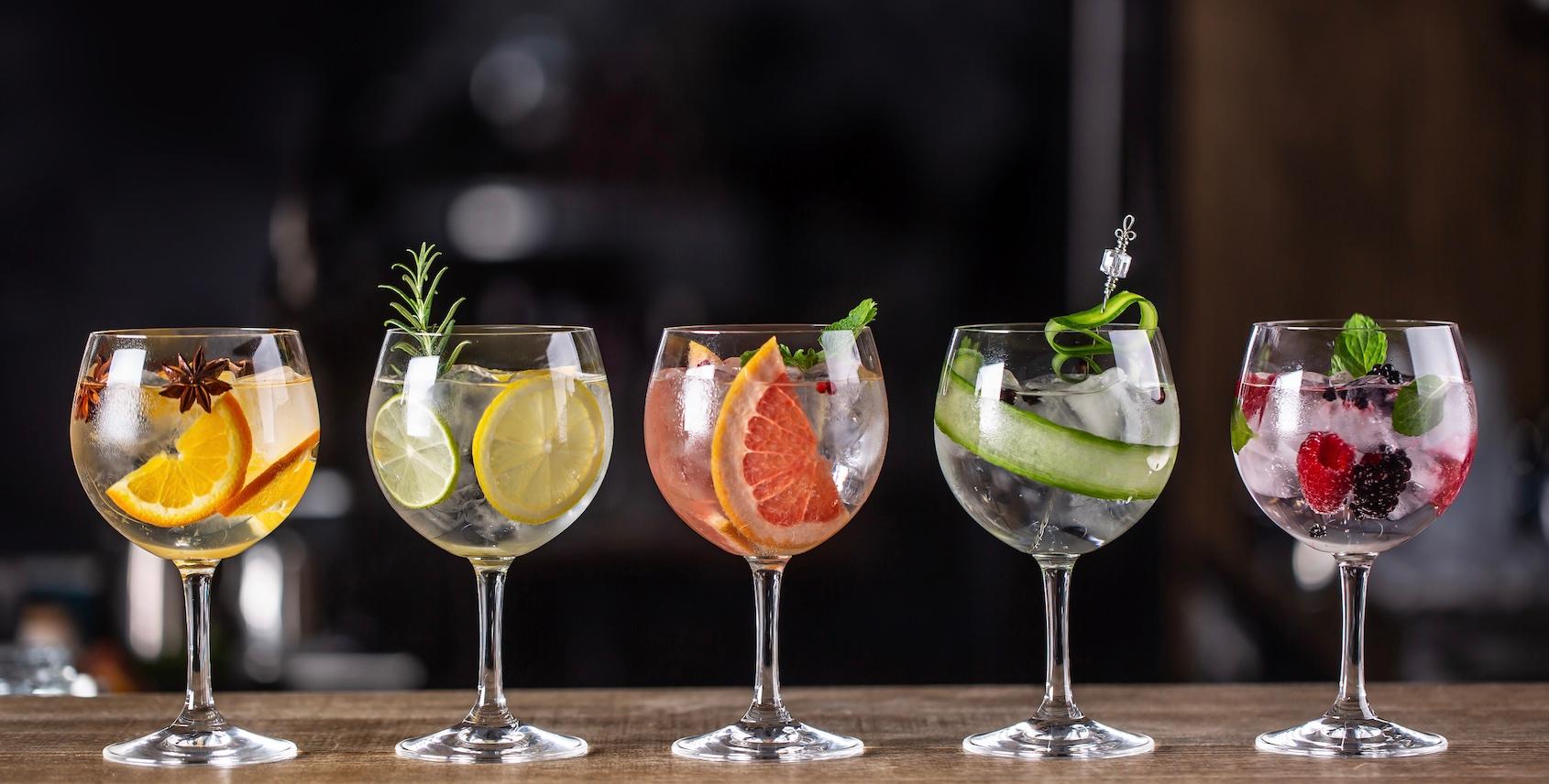 copas con cocteles alineadas