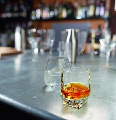 Scotch whisky acompañado de un vaso de agua