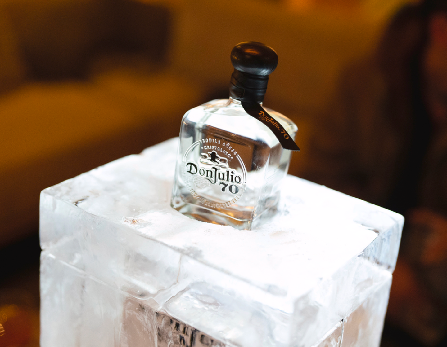 Eine Flasche Don Julio 70 Tequila auf einem Eisblock.