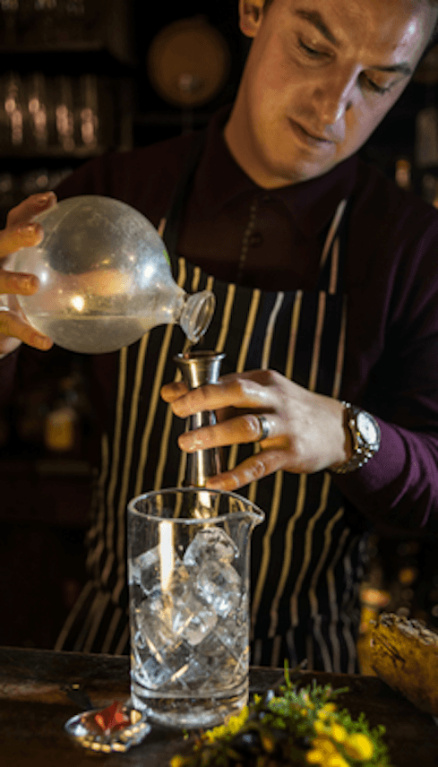 Thomas Aske bereitet einen Cocktail zu