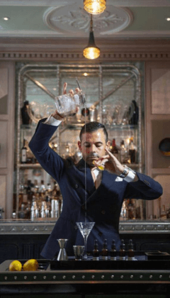 ago perrone sirviendo un coctel