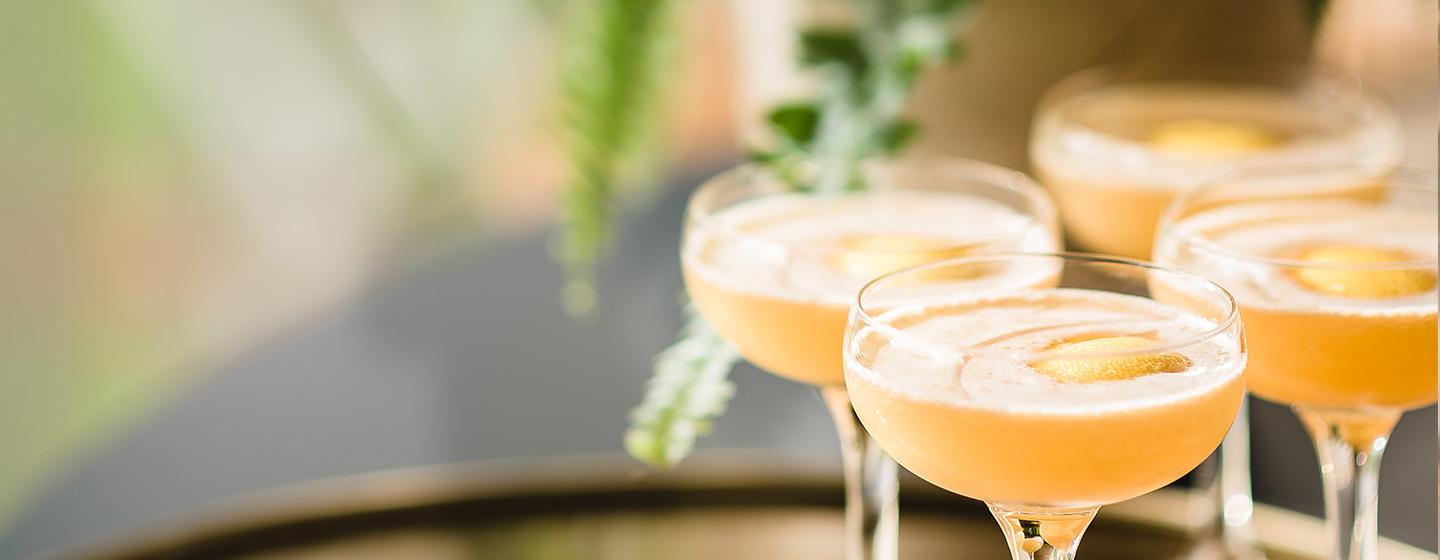 Tres cócteles con espuma y guarnición