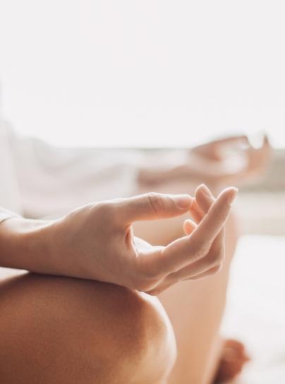 Persona sentada en pose de yoga
