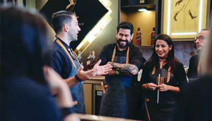 Equipo de bartenders charlando