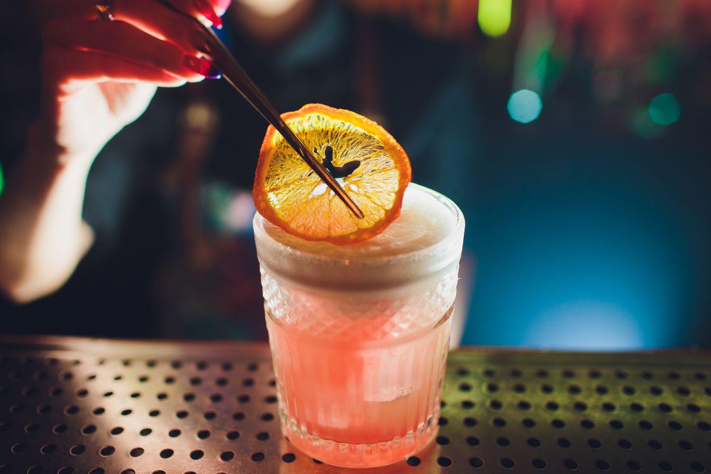 Foto de um drink com laranja