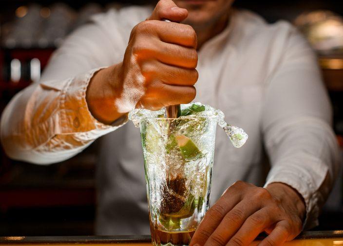 Bartender mezclando los ingredientes del cóctel.