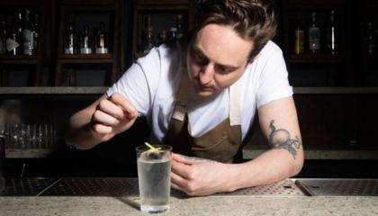 Bartender decorando un coctel