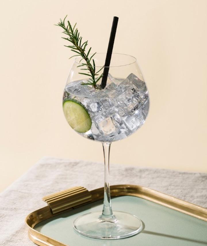 Ein Drink mit Garnierung steht auf einer Platte