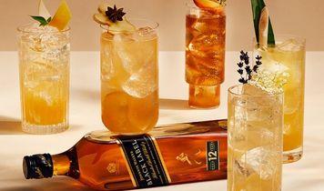Johnnie Walker Flasche neben Highballs Drinks