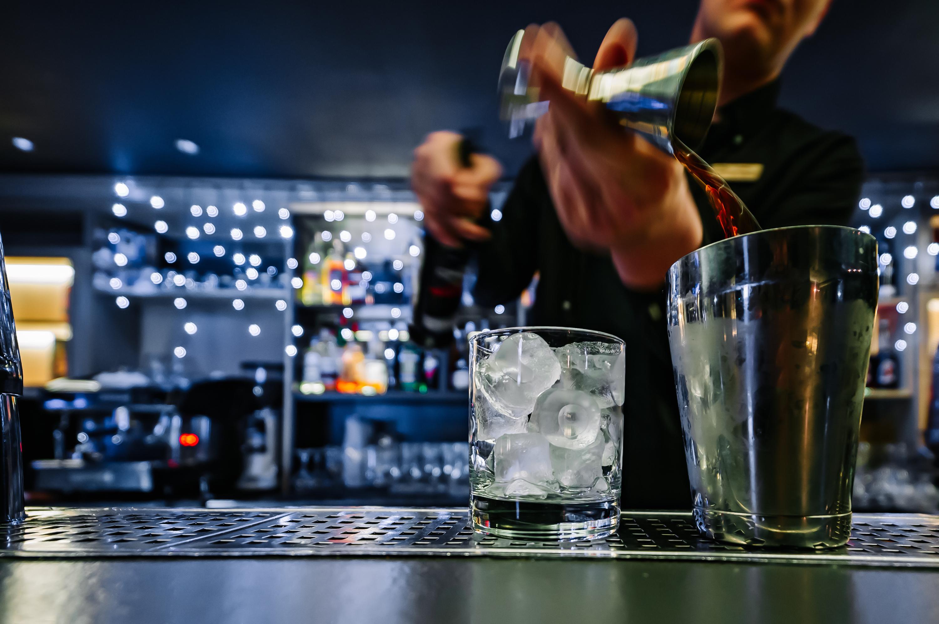 Bartender preparando cócteles