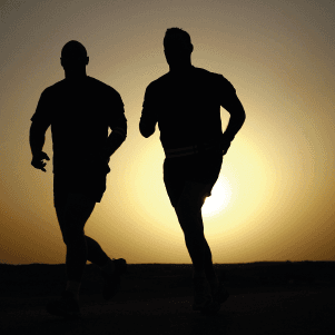 siluetas de dos hombres corriendo