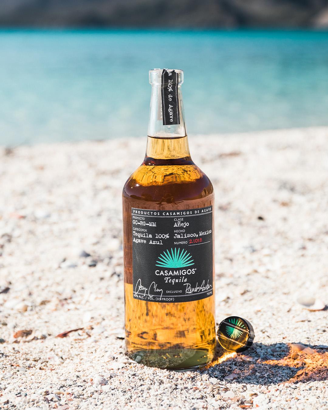 Botella de cóctel en una playa