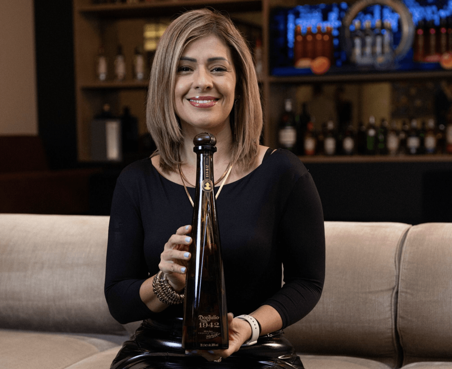 Karina Sanchez con Botella Don Julio 1942