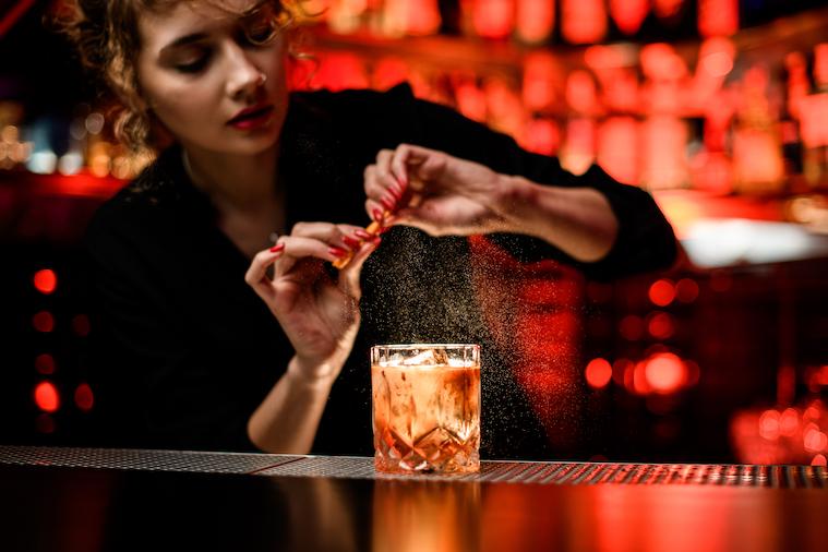Bartender adornando una bebida
