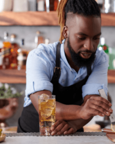 Bartender preparando bebidas