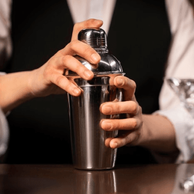 Bartender agitando un cóctel