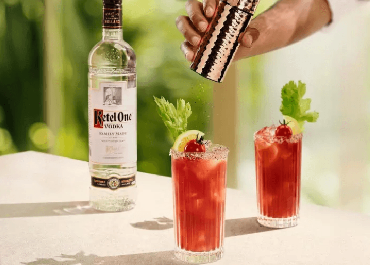 Botella de vodka Ketel One junto a dos cócteles