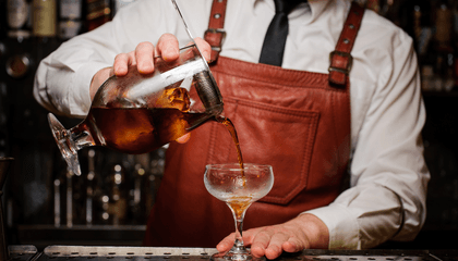 bartender vertiendo un cóctel
