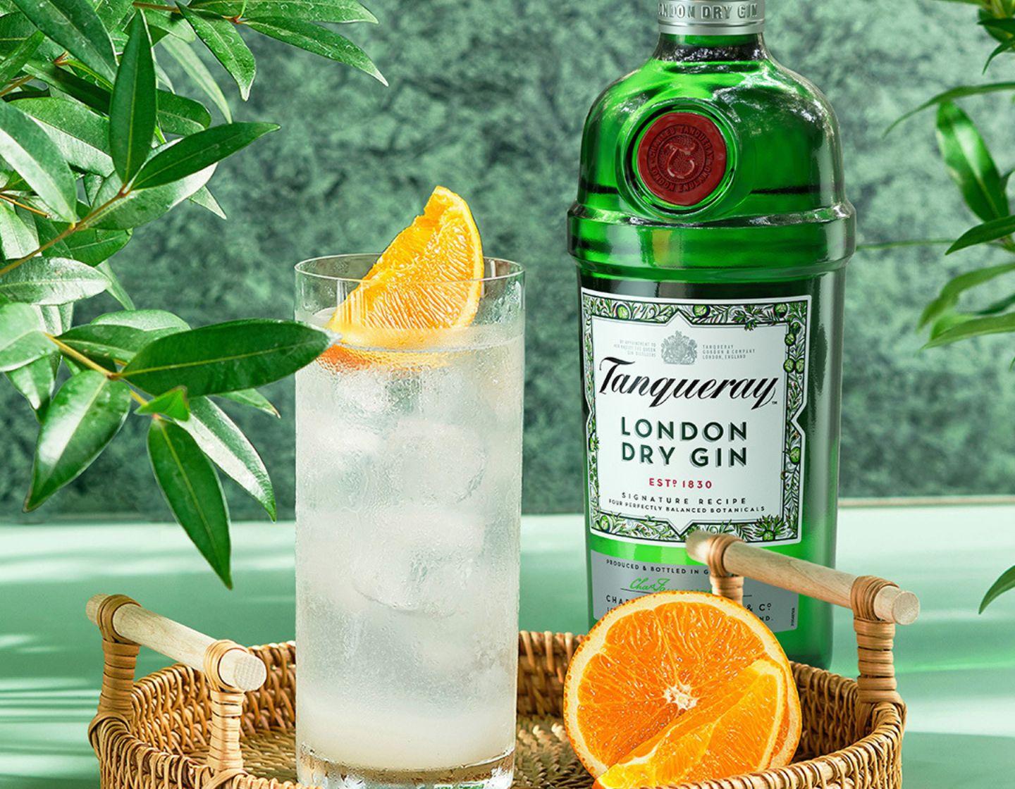 Gin e tônica ao lado de uma garrafa de Tanqueray London Dry 