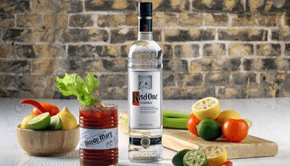 botella Ketel one al lado de un coctel bloody mary