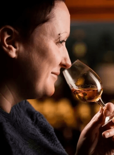Emma Walker, la Master Blender de Johnnie Walker, trabajando en la destilería