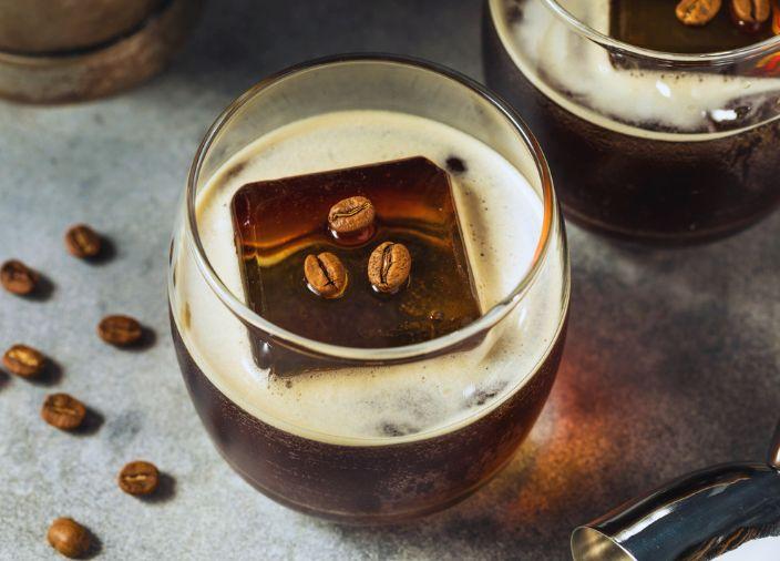 Cóctel de café con hielo y granos de café.