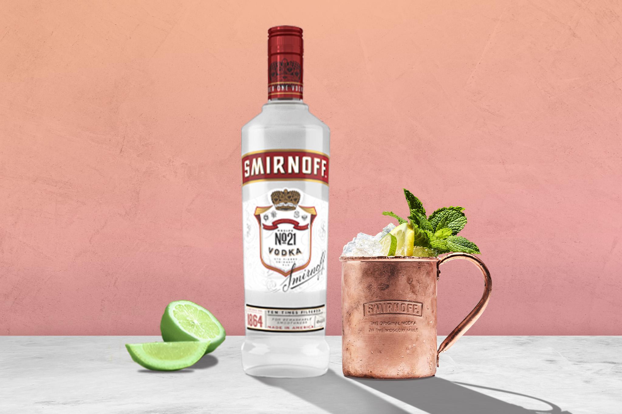 Auf einem Tablett steht eine Smirnoff No. 21 Flasche und zwei Smirnoff Mule 
