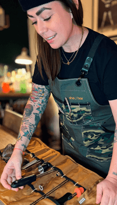 Kaitlyn Stewart y sus utensilios para Bartender