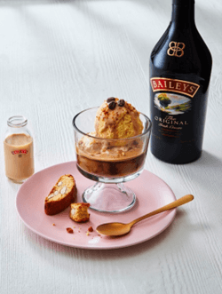 Cóctel de Bailey con helado