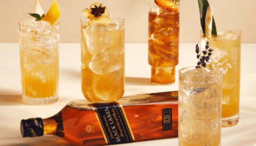 Una botella de Johnnie Walker junto a varios cócteles de whisky 
