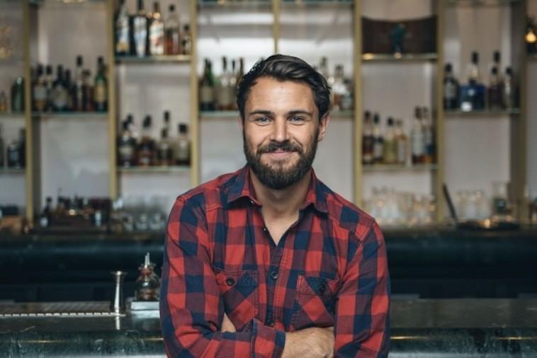 Bar-Manager James Wheeler lächelt in die Kamera