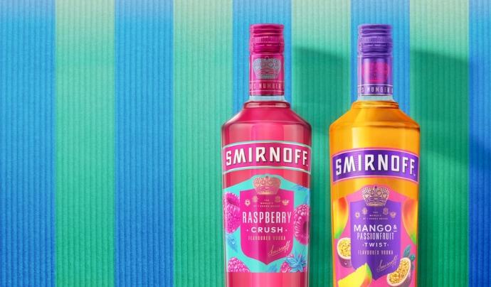 Das Bild zeigt eine Flasche Smirnoff Raspberry Crush und eine Flasche Smirnoff Mango & Passionfruit Twist, vor einer gestreiften Tapete