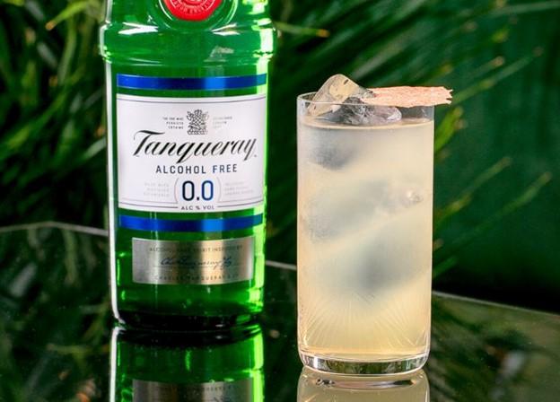 Tanqueray 0.0 bottle with a serve.