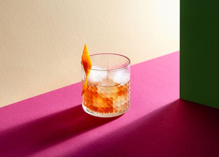 Cóctel de naranja en hielo, garnish con naranja.