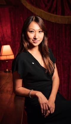 Bartender Natalie ng barman