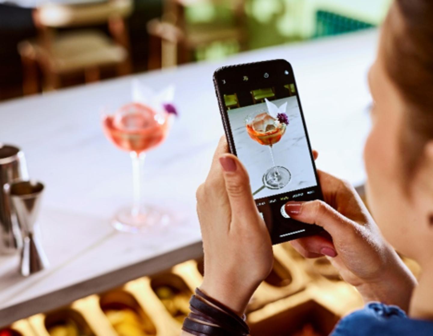 Bartender usando un ipad 