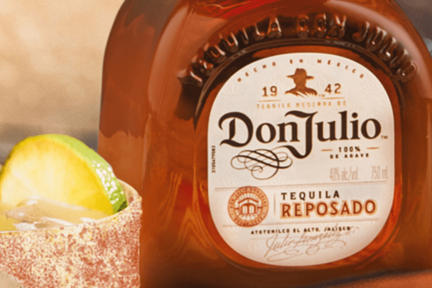 Garrafa de tequila Don Julio Reposado na frente de bandeja com dois coquetéis de laranja 