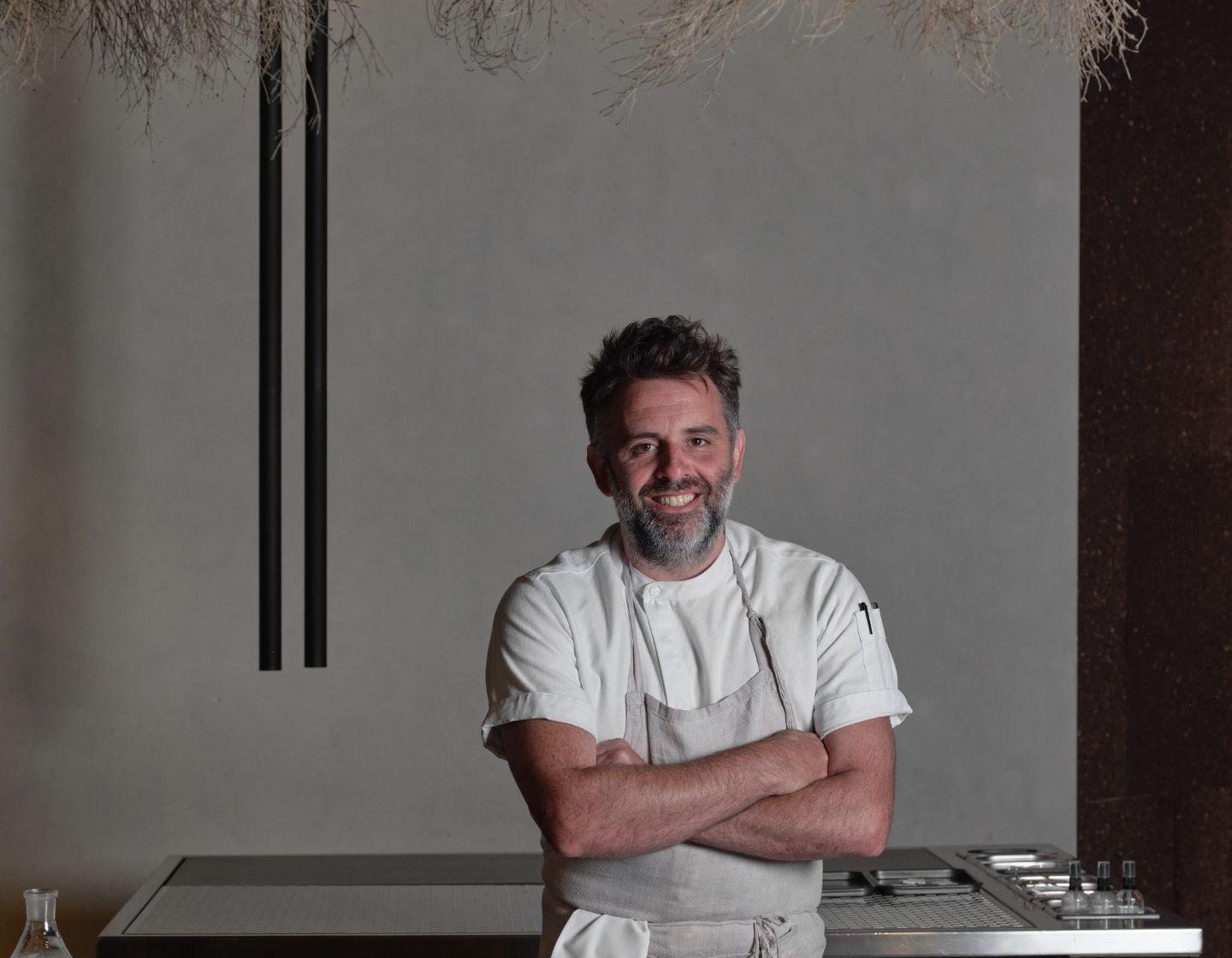 Luke Whearty sonriendo detrás de la barra
