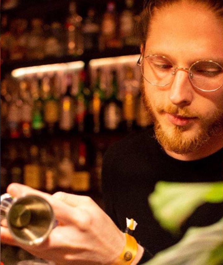 Imagem do bartender Drew Roza